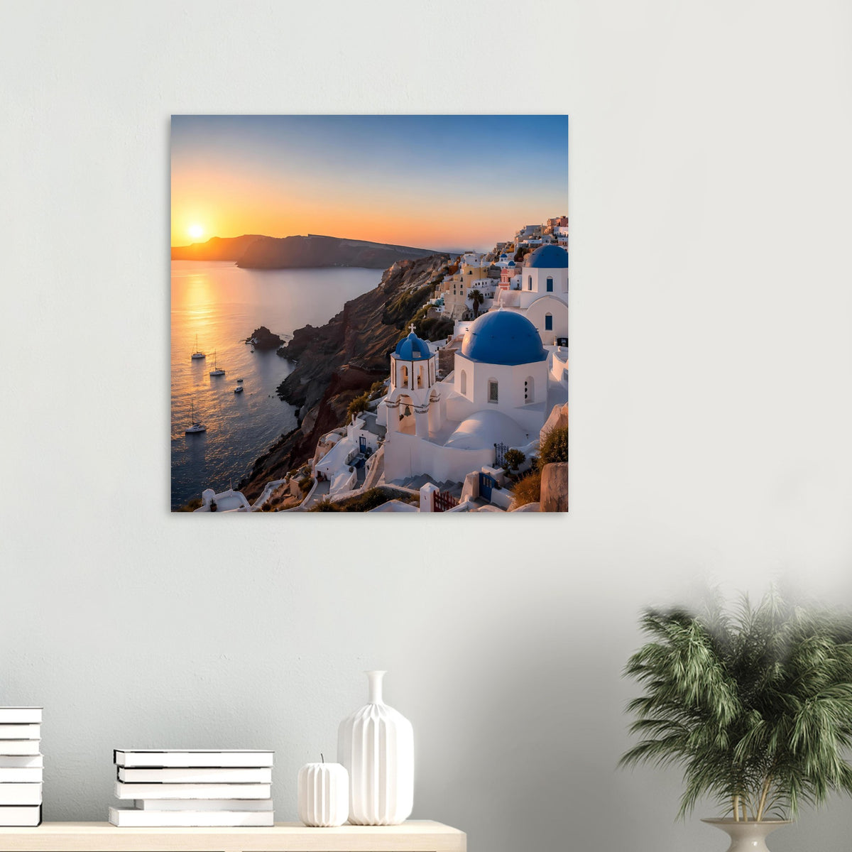 Poster mit Küstenblick auf Santorini, blaue Kirchenkuppeln und Meer bei Sonnenuntergang