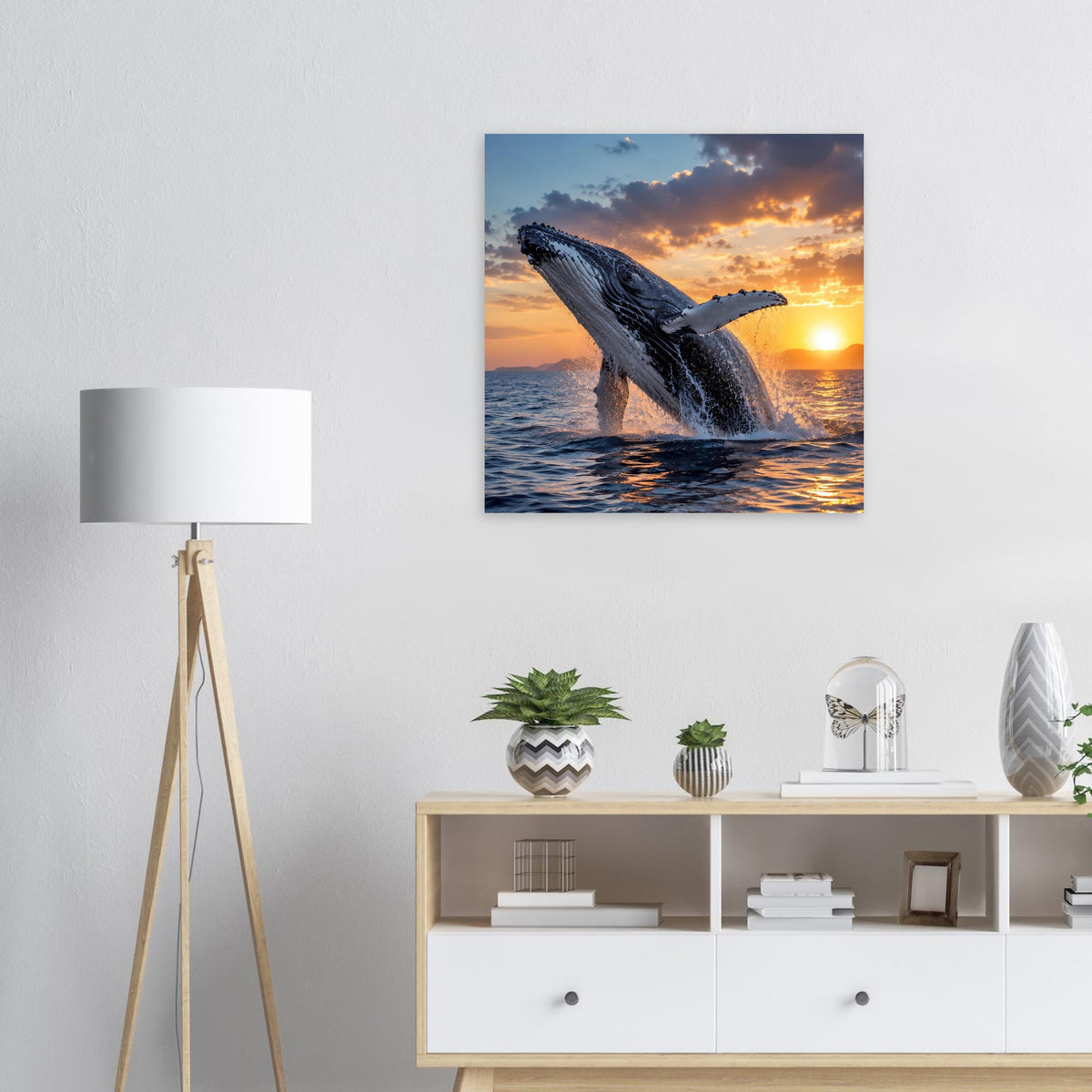 Quadratisches Meeresposter: springender Wal über dem Meer bei goldenem Sonnenuntergang.