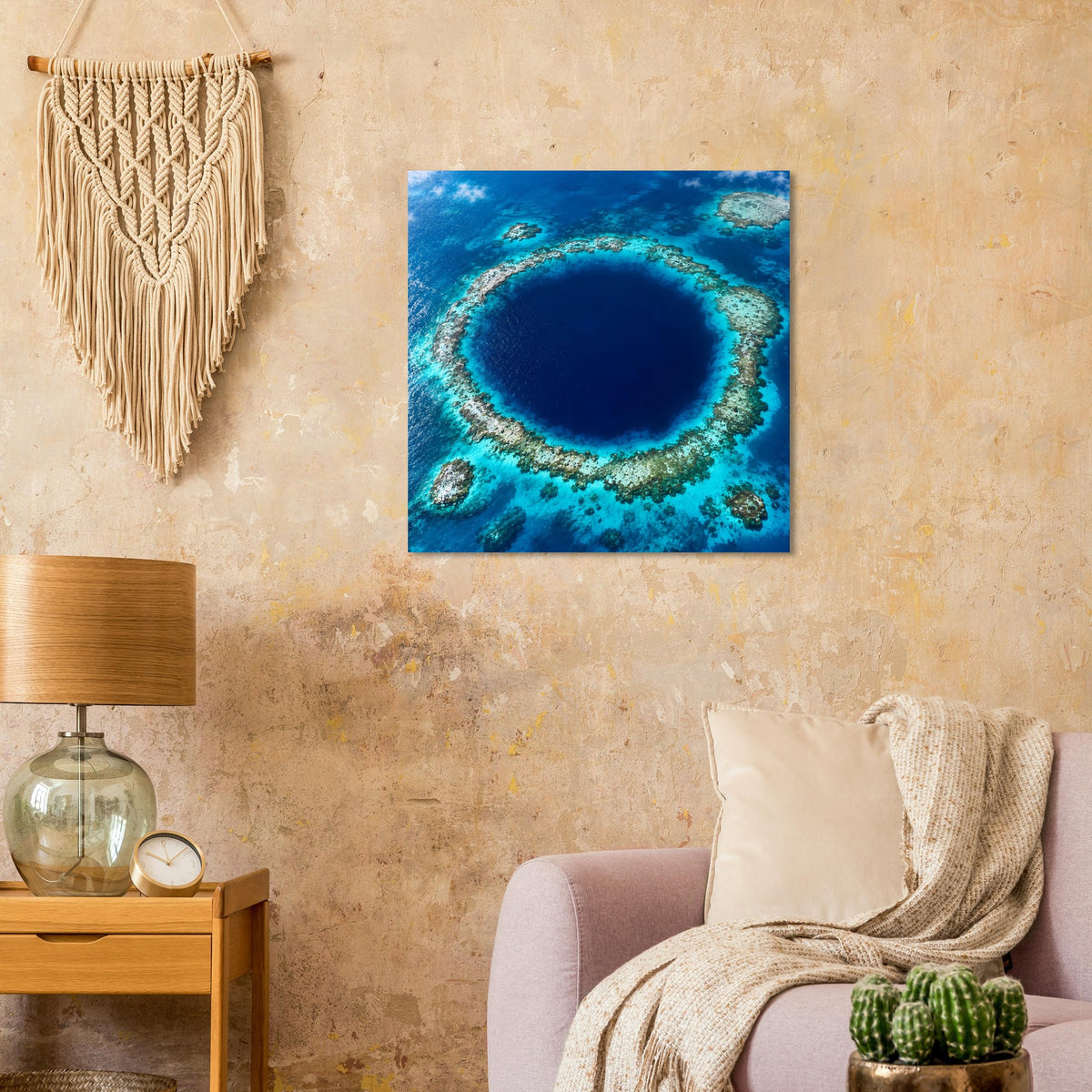 Meerbild-Poster: runder blauer See im Ozean, gelblicher Korallensaum, quadratisch