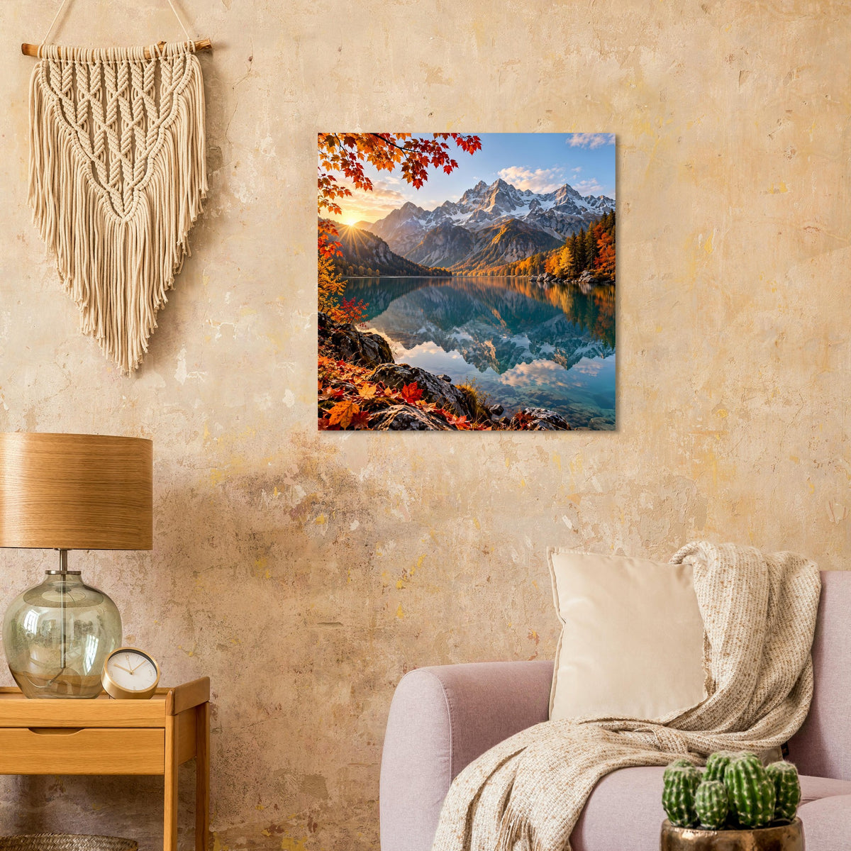 Quadratisches Wandposter mit Berglandschaft bei Sonnenaufgang, Vordergrund Felsen
