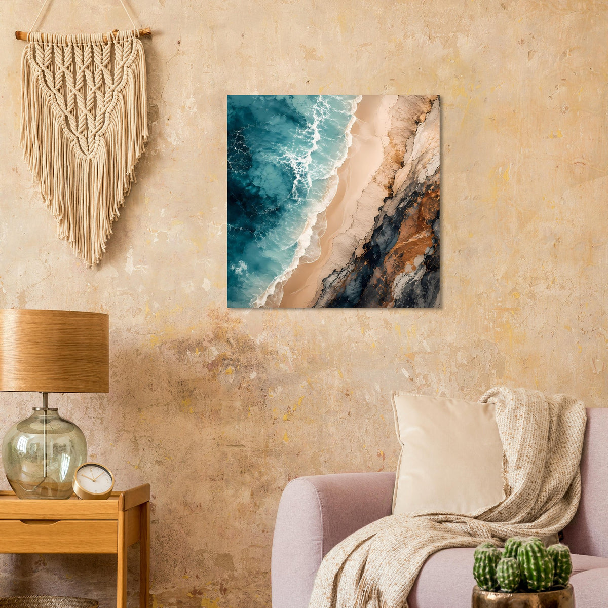 Gerahmtes Poster mit türkisblauen Wellen, beigem Sand und braun-schwarzen Felsklippen