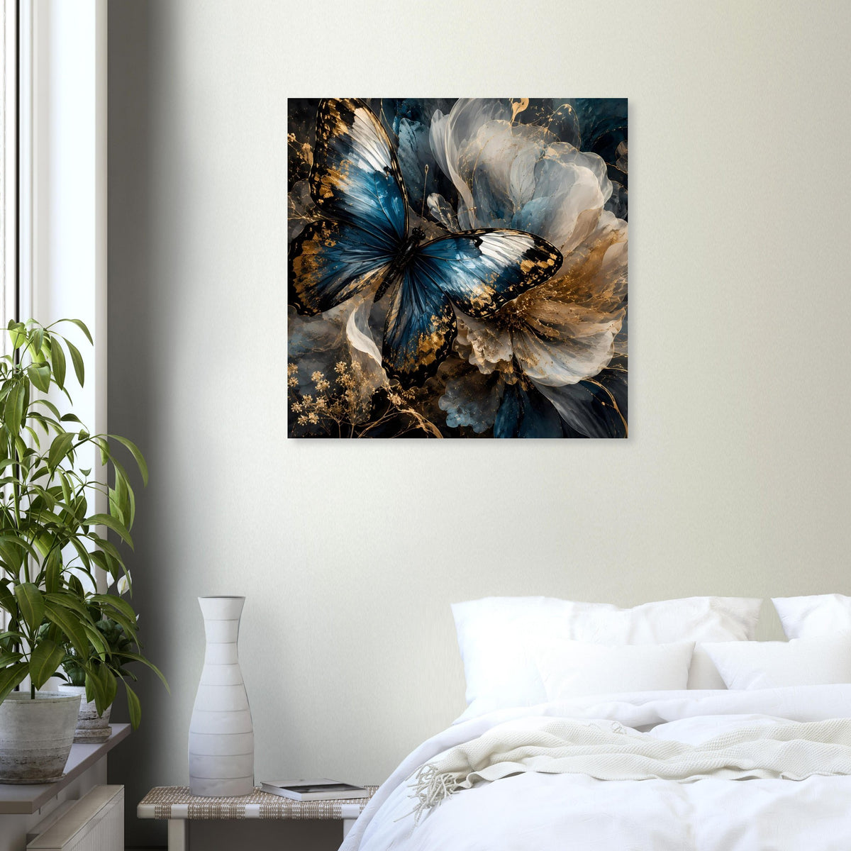 Quadratisches Wandposter mit blauem Schmetterling, schimmernden weißen Flügeln und Goldsprenkeln