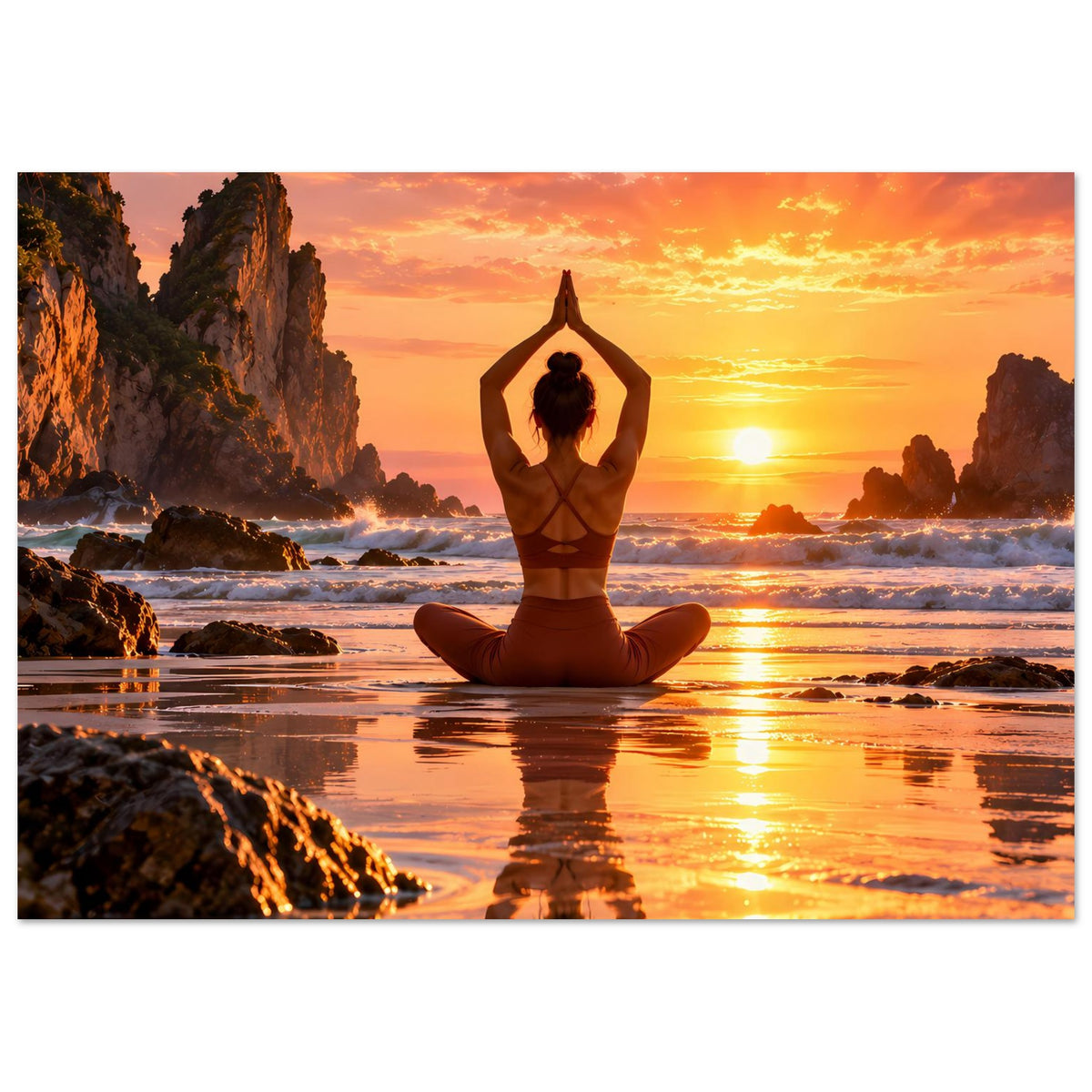 Yoga-Poster im Querformat: meditierende Person im Lotussitz bei Sonnenuntergang am Meer.