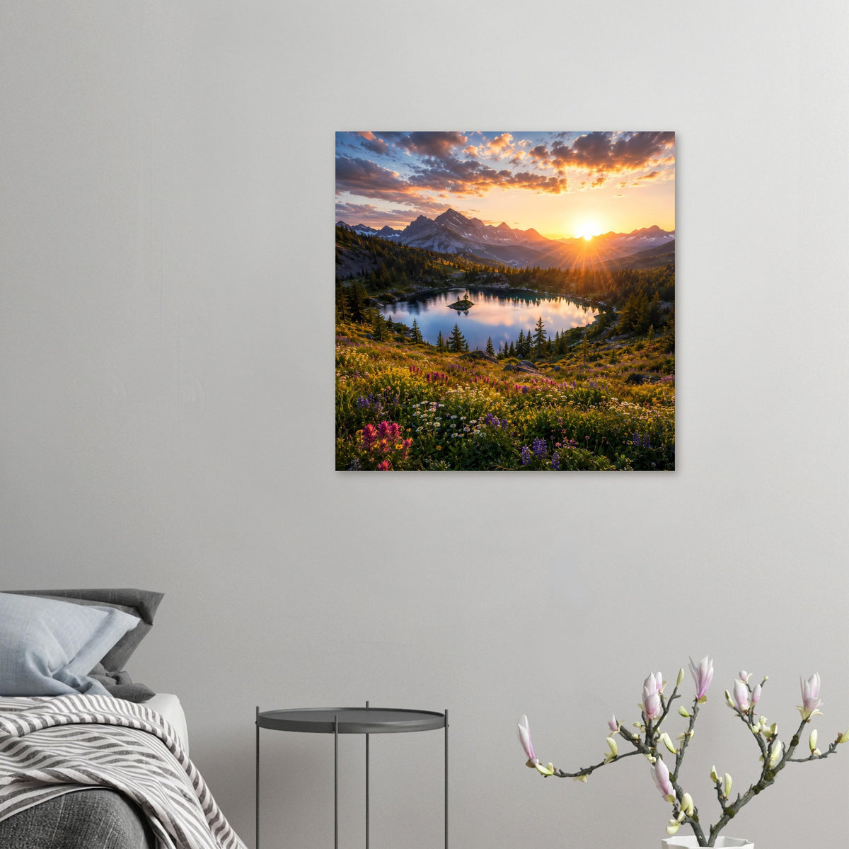 Quadratisches Landschafts-Poster mit Alpensee und Sonnenuntergang, umgeben von Bergen und Blüten