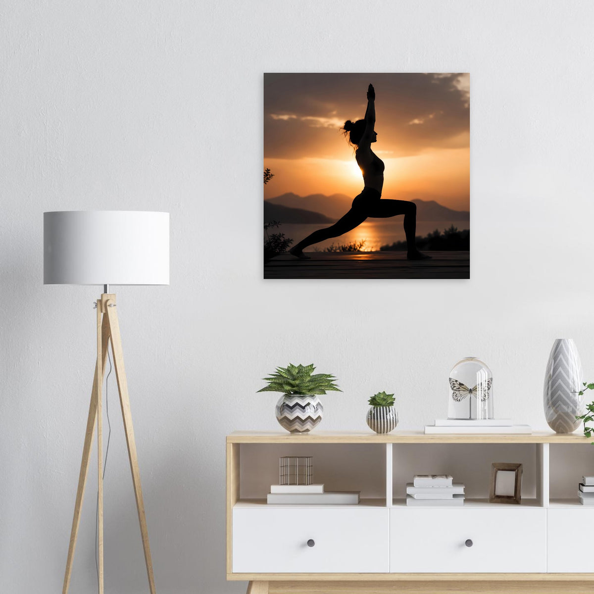 Yoga-Poster mit Silhouette in Abendsonne, Gold- und Erdtönen, im schwarzen Rahmen