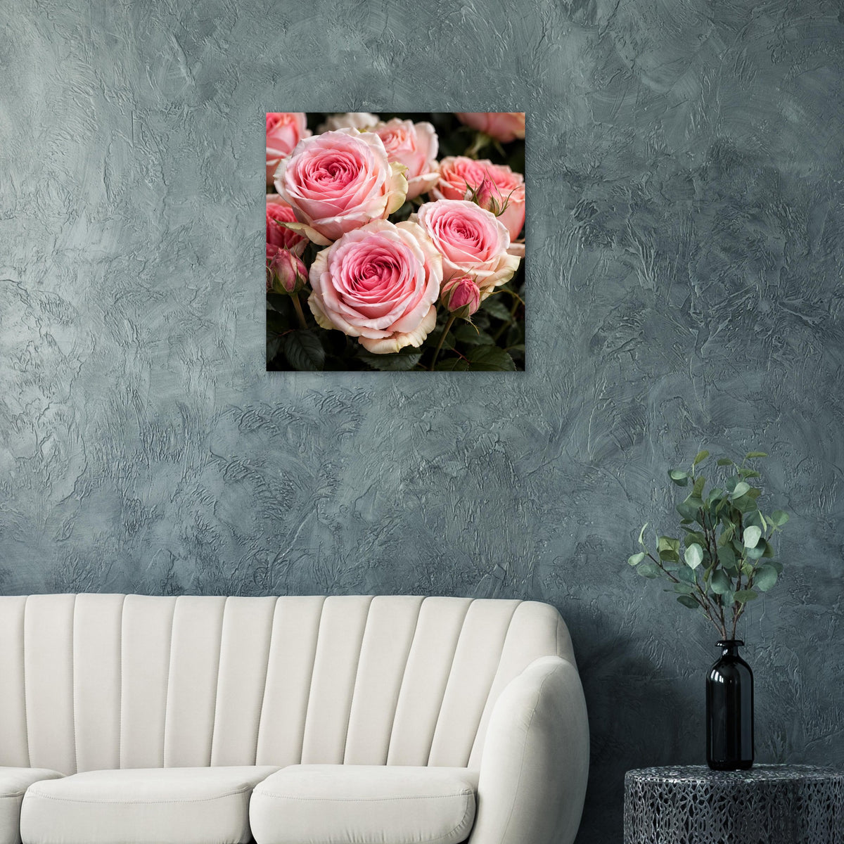 Quadratisches Poster mit rosa Rosenblüten auf dunkel-grünem Blattwerk