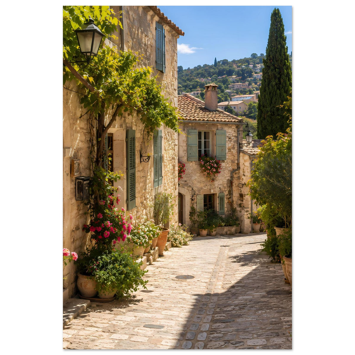 Poster: mediterrane Gasse mit Natursteinfassaden, Topfpflanzen und Zypressen