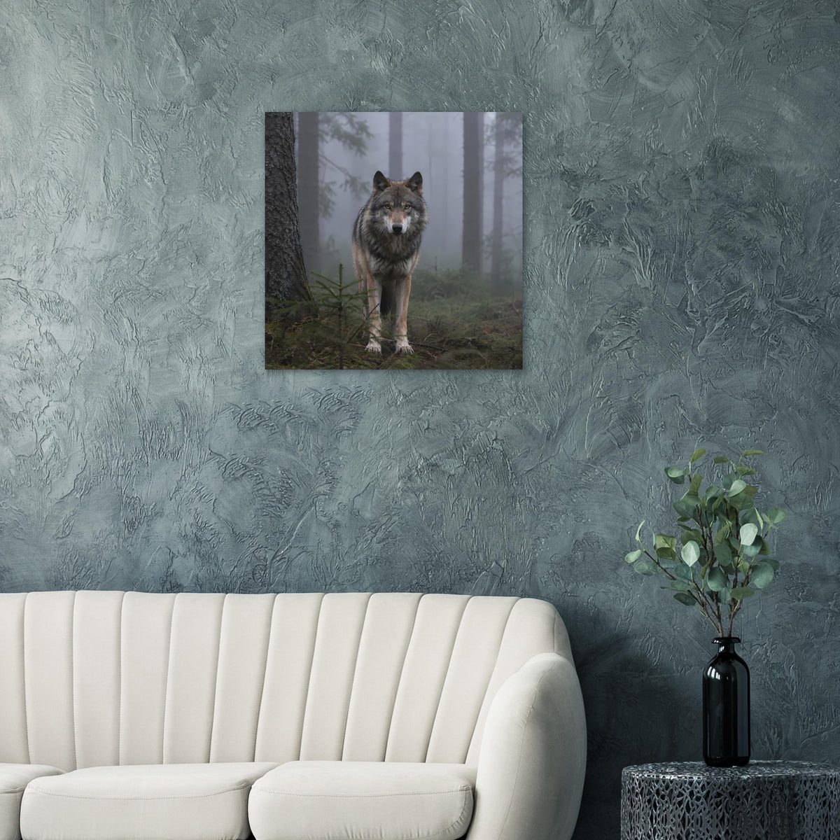 Quadratisches Poster mit Wolf im Wald, zentrierter Wolf zwischen Bäumen im Nebel