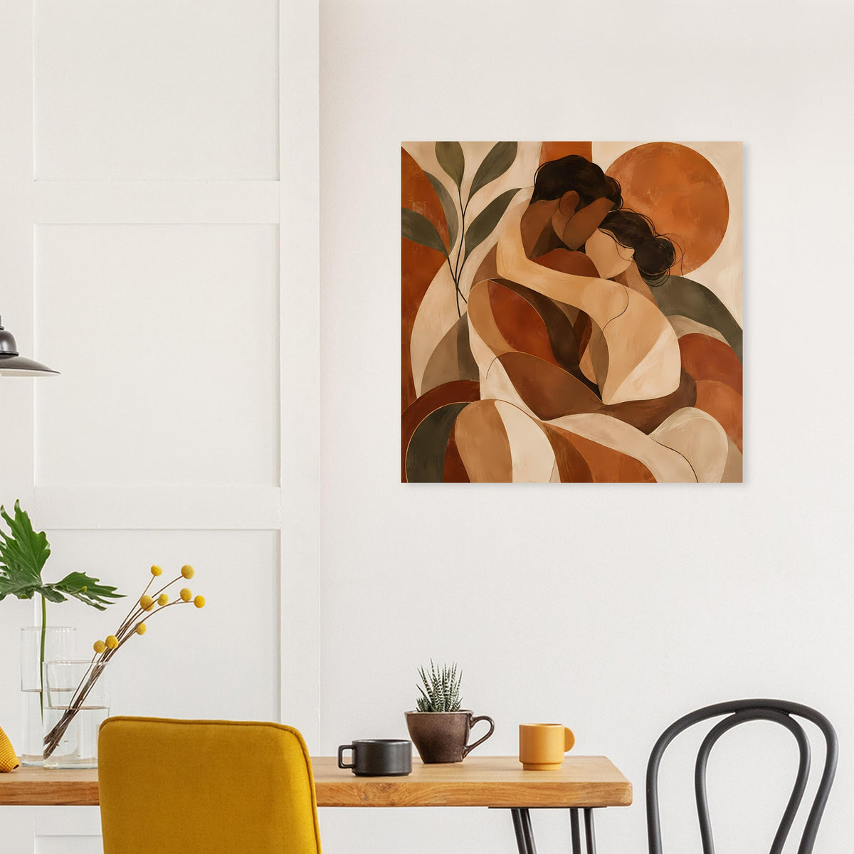 Poster mit abstrakter Umarmung in Terrakotta- und Beigetönen an der weißen Wand