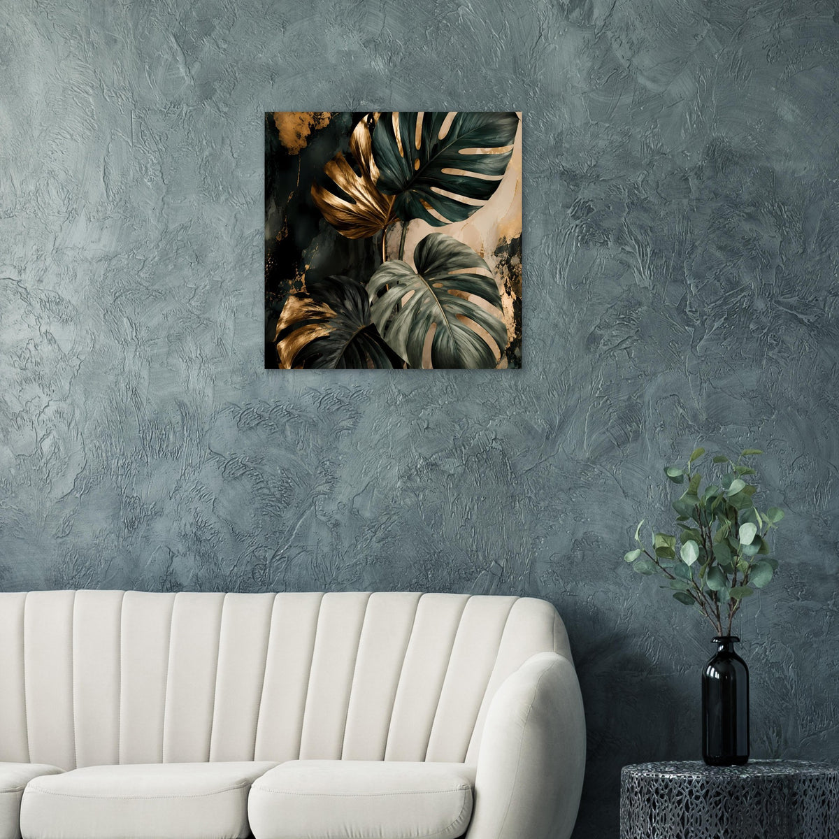 Quadratisches Poster: dunkelgrüne Monstera-Blätter mit goldenen Akzenten, klar gerahmt.