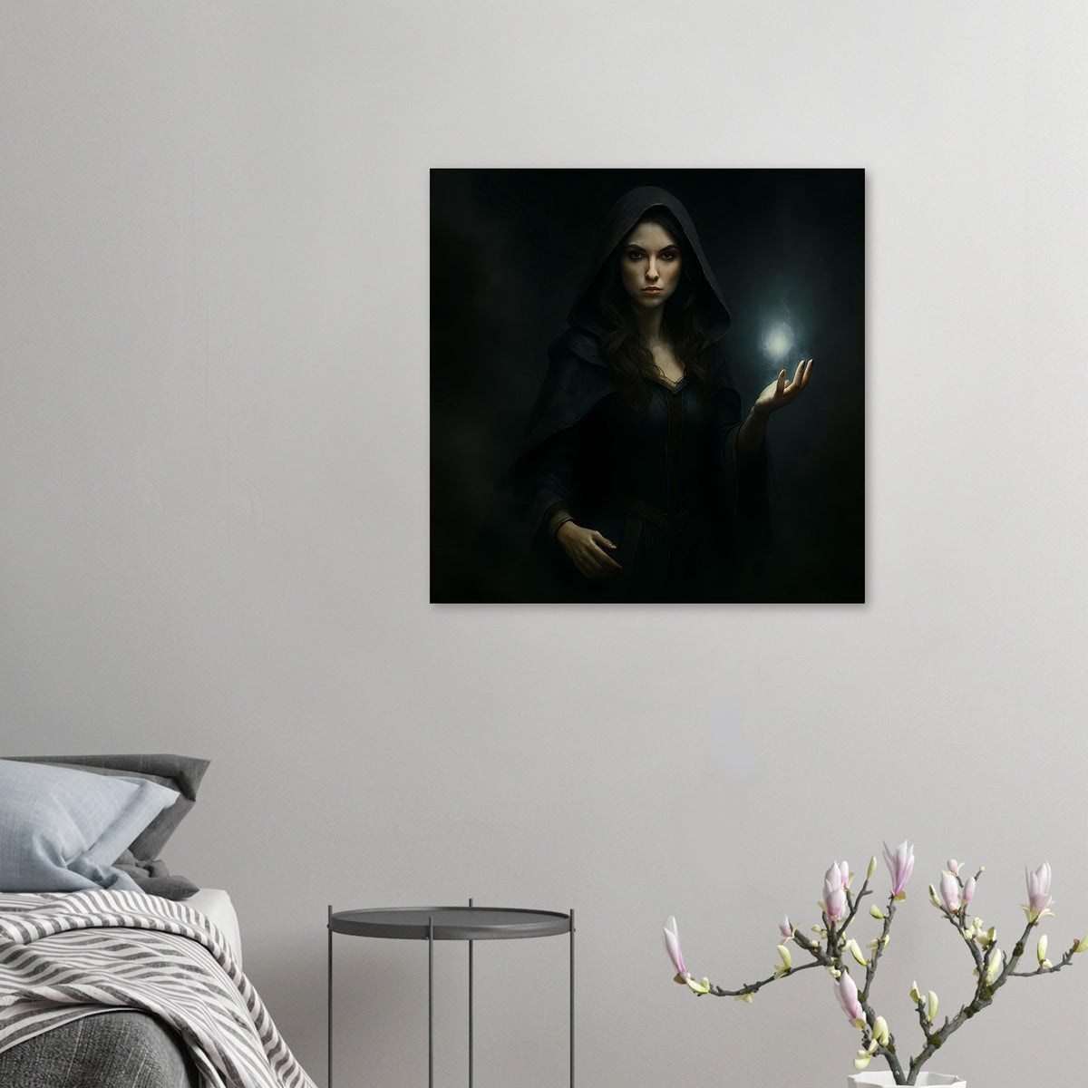 Kleines Poster im Dunkel-Look: Zauberin mit Kapuze und leuchtender Kugel in der Hand