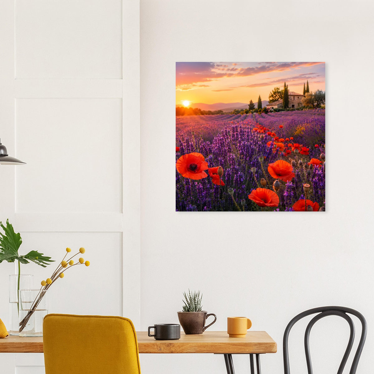 Quadratisches Wandposter: Lavendelfeld mit roten Mohnblumen und Sonnenuntergang über Landgut