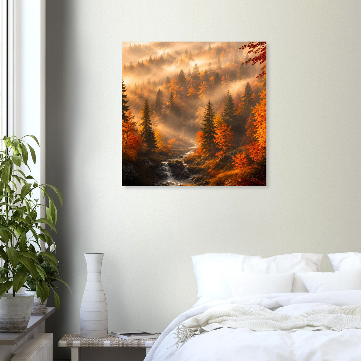Poster mit Herbstwald, goldenem Morgenhimmel und schmalem Fluss durch Tannen