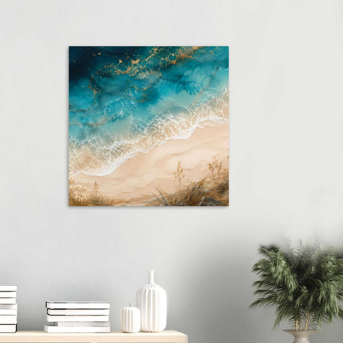 Meerstrand-Poster mit türkisfarbenen Wellen und sandigem Ufer, beige Himmel und Dünen-Silhouetten.