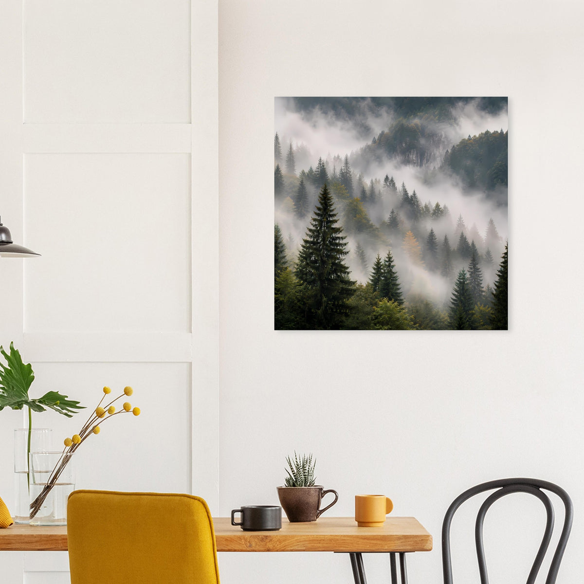 Quadratisches Poster mit Nebel über dem Nadelwald und sanftem Talverlauf.