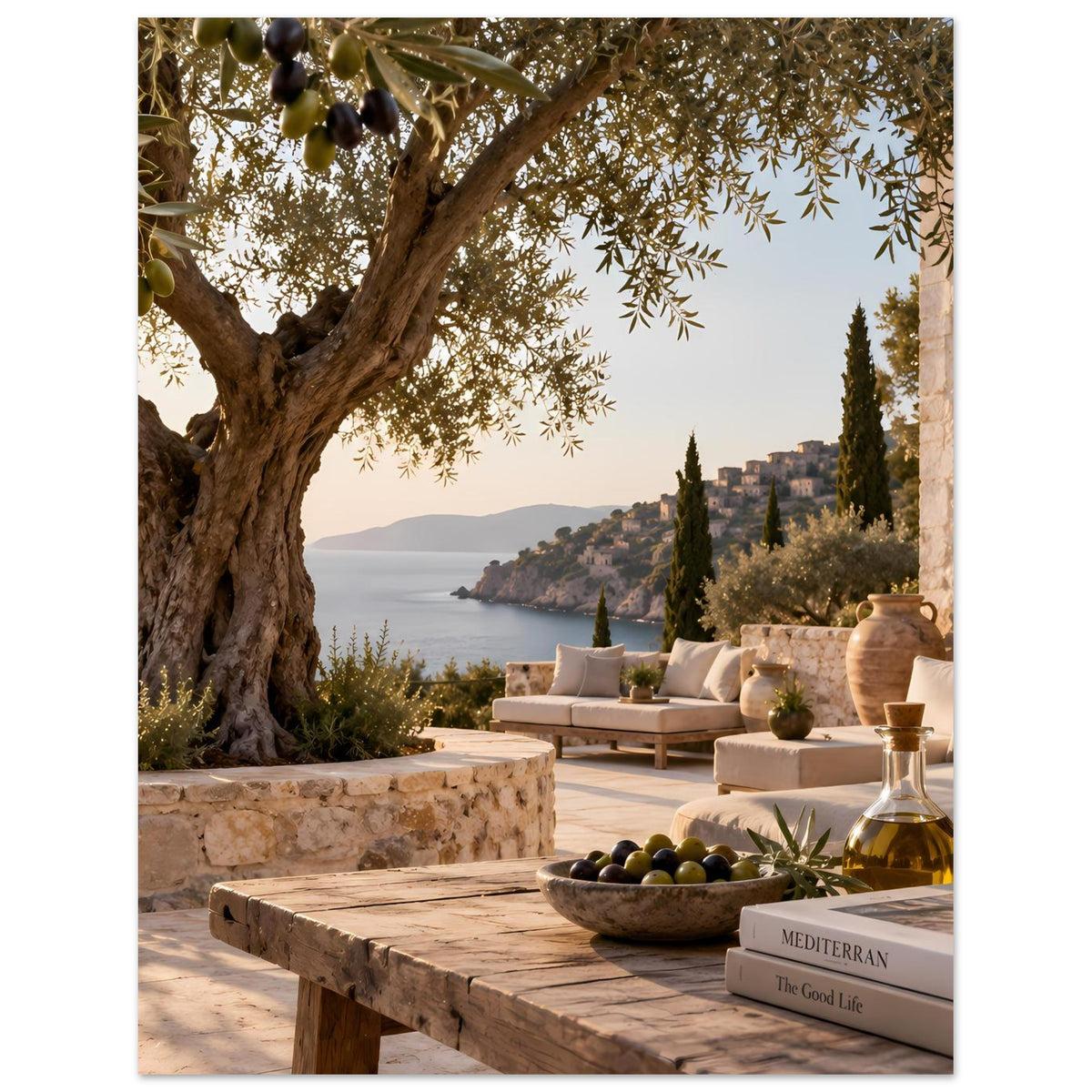 Mediterranes Poster im Hochformat: Terrasse mit Ölflasche, Oliven und Olivenbaum