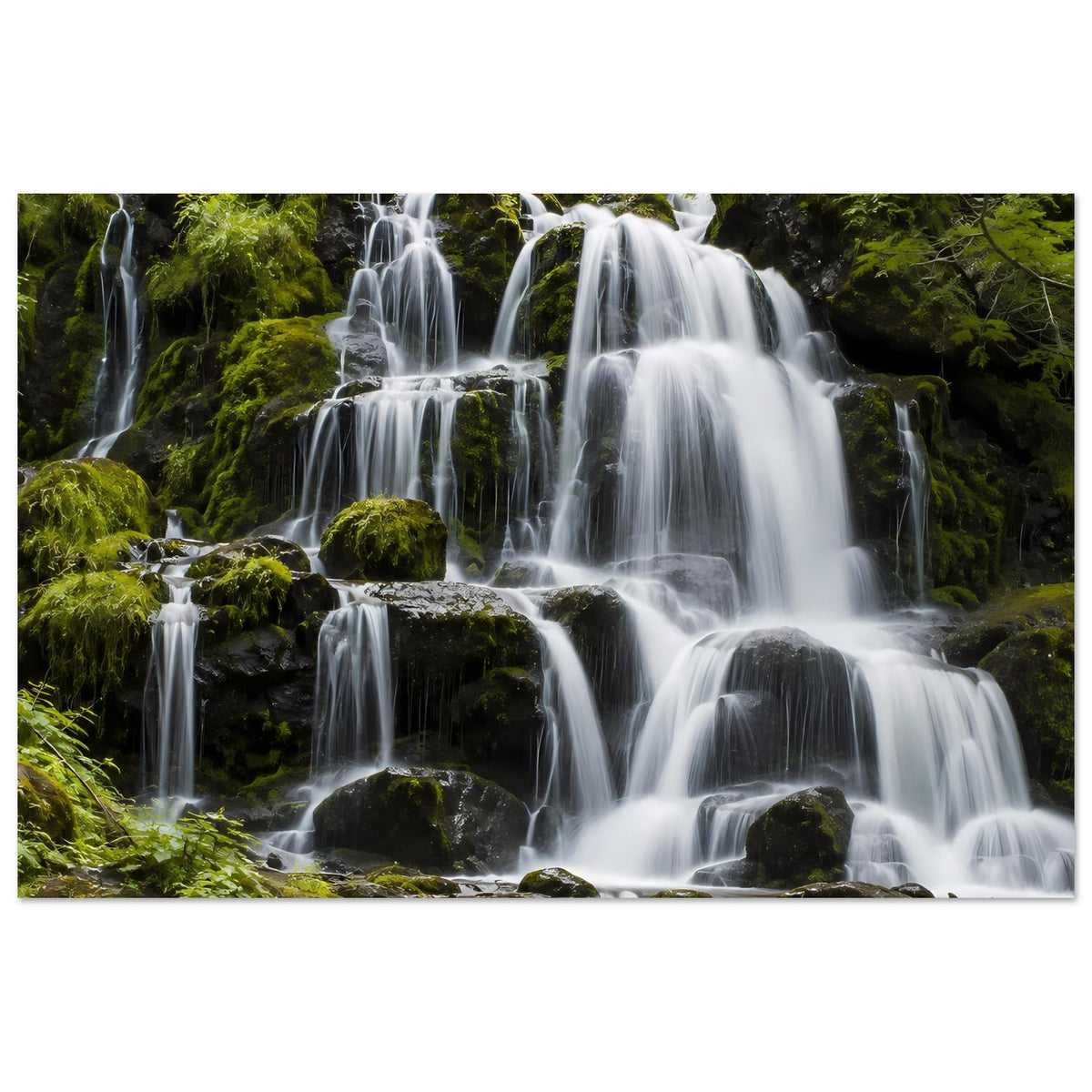 Wasserfall-Poster, horizontales Bild; Kaskaden mit weißem Wasser vor sattem Grün