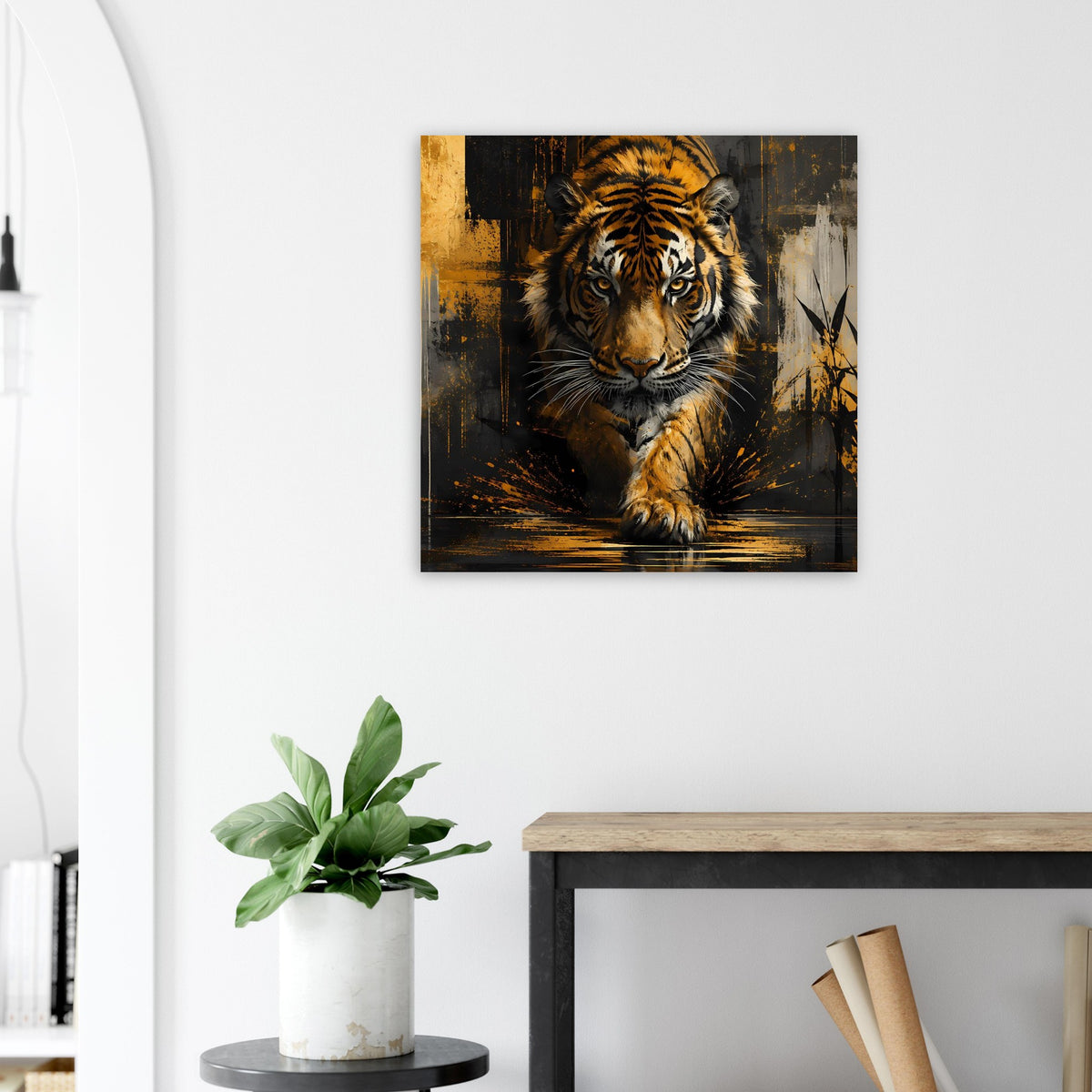 Poster: Tiger im Goldgelb auf dunklem Hintergrund, zentriert, frontal