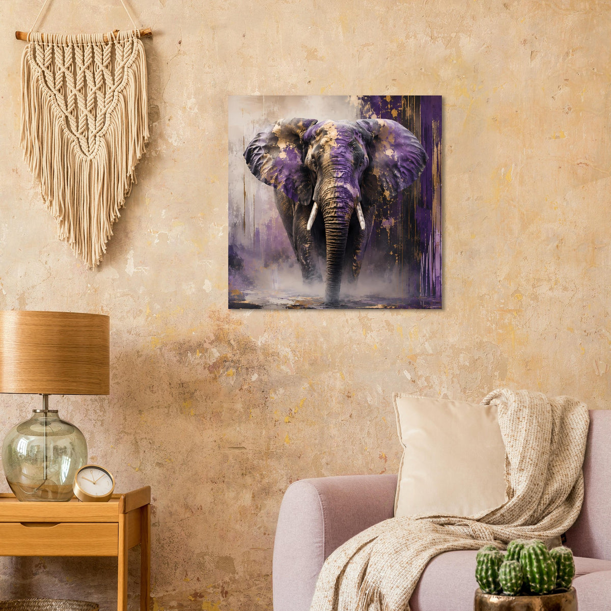 Quadratisches Tierposter: violetter Elefant mit goldfarbenen Details vor lila Nebel