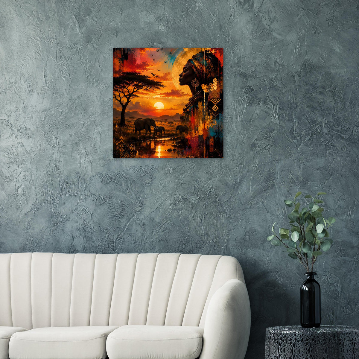 Quadratisches Poster mit Frau im Profil, Savanne und Elefanten vor orangefarbener Abendsonne