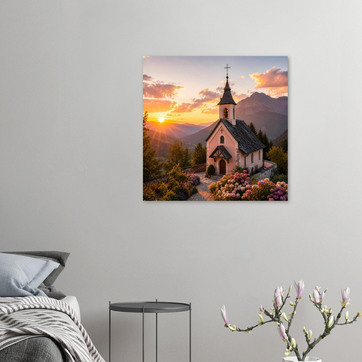 Kleines Landschaftsposter mit Kapelle bei Sonnenuntergang, Glockenturm, Blumenbeet und Berge
