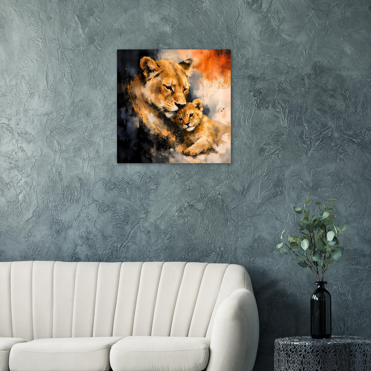Poster mit Löwin und Jungtier, warmes Orange auf dunklem Hintergrund, schwarzer Rahmen