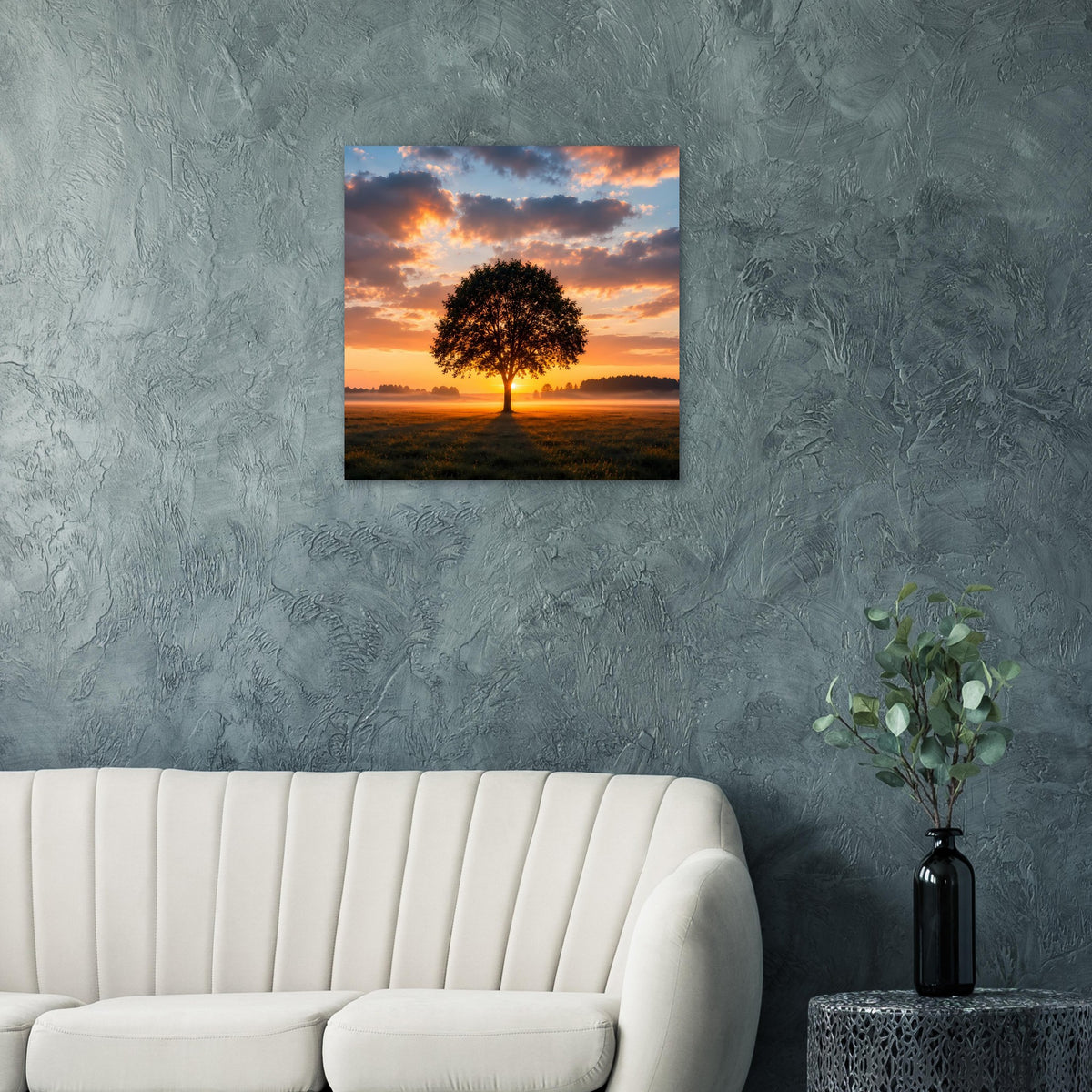 Quadratisches Poster mit Baum in Dämmerungslandschaft, zentral vor grauer Wand