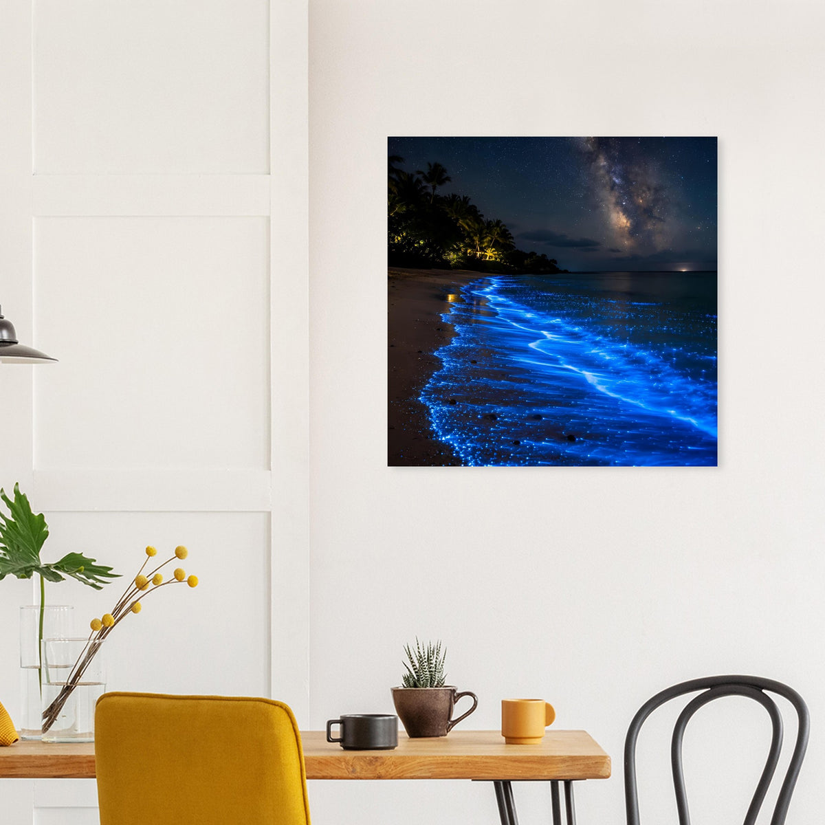 Leuchtendes Meer-Poster: quadratisches Bild mit blauem Lichtpfad entlang der Küste