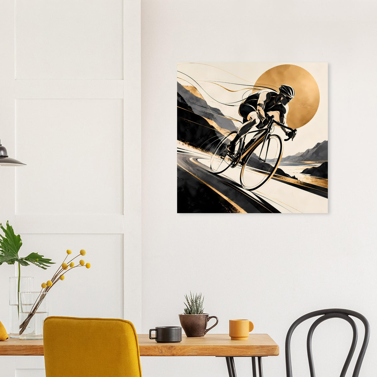 Sportposter mit Radfahrer in Schwarz und Gold, bergige Formen, quadratisch