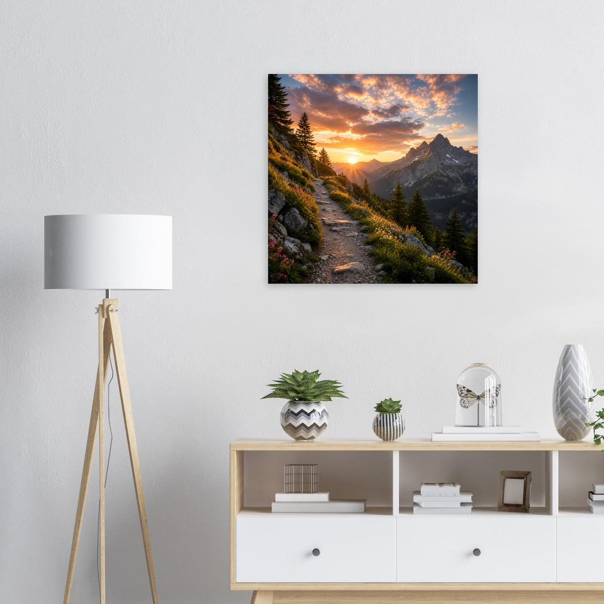 Quadratisches Poster: Bergweg im Sonnenuntergang mit schwarzem Rahmen