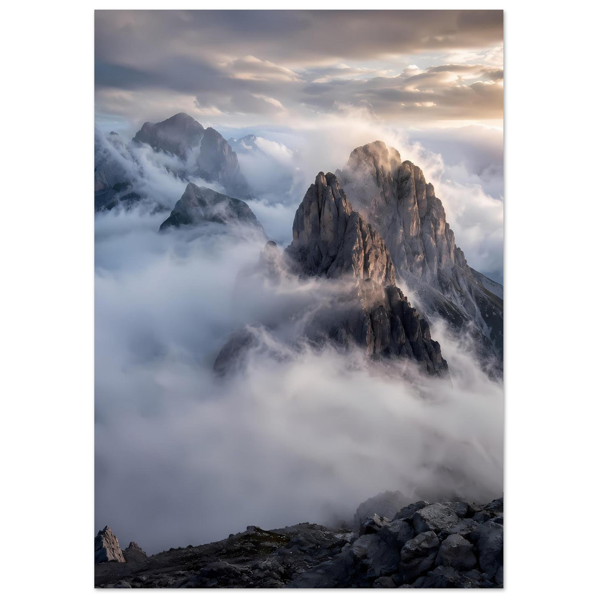 Poster mit hohen Felsen und Wolkenmeer, Blick auf Bergkamm, Hochformat