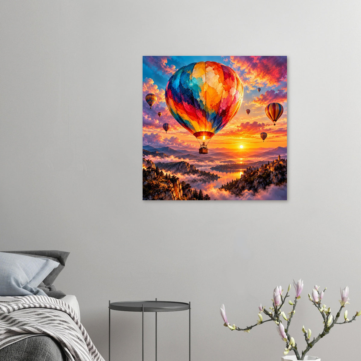 Quadratisches gerahmtes Poster mit Heißluftballon und Sonnenuntergang über Tal und Hügeln