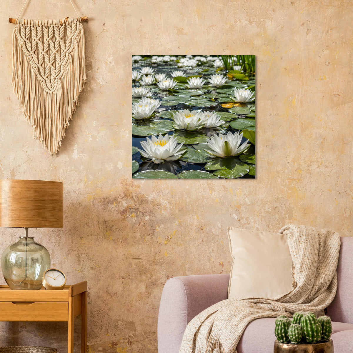 Quadratisches Poster mit weißen Seerosenblüten auf Wasseroberfläche und Blättern