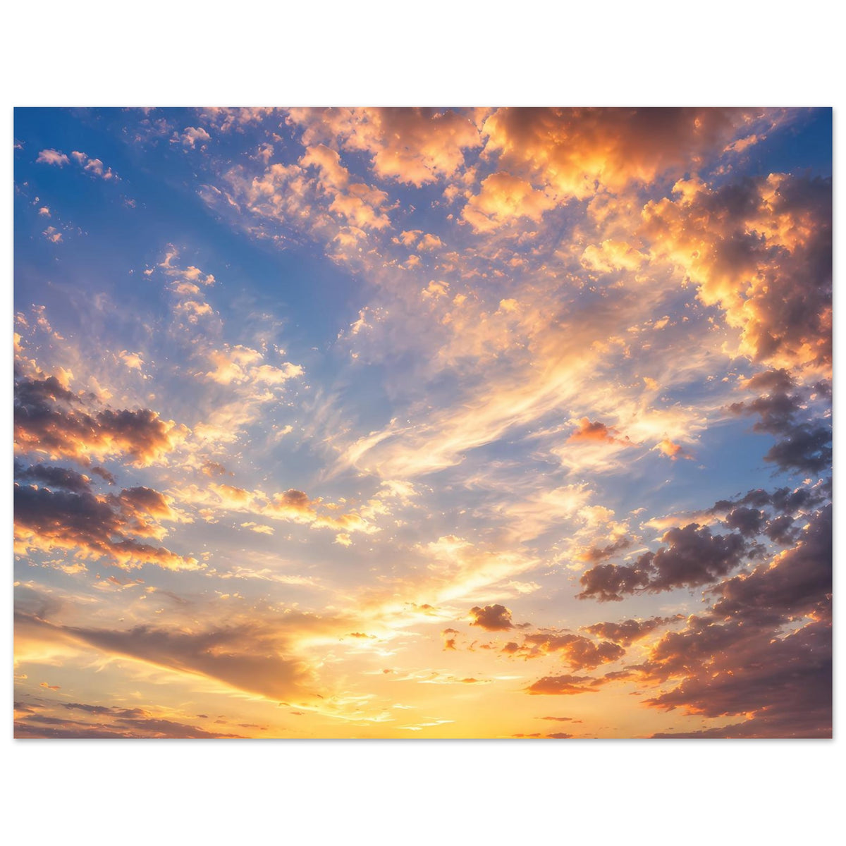 Horizontales Poster mit Sonnenuntergang am Horizont, warmes Licht und Wolken