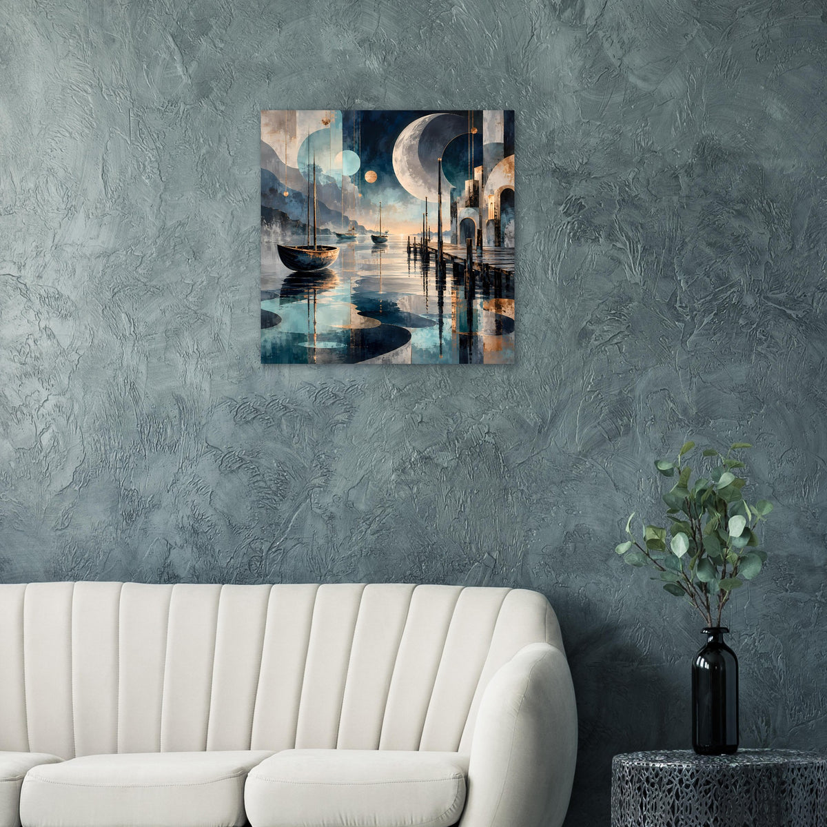 Maritimes Nachtposter auf grauer Wand: großer Mond, Boote und Stege am Hafen