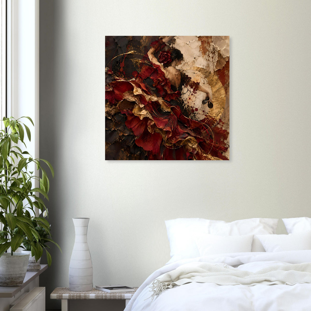 Wandposter im quadratischen Rahmen: rote Figur, Rose, cremefarbene und goldene Pinselstruktur