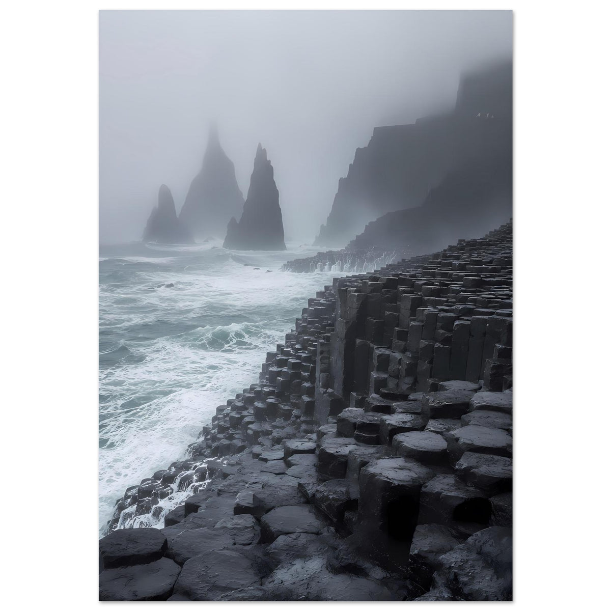 Poster mit rauer Küste, schwarzen Basaltblöcken in Reihen und Meer im Nebel