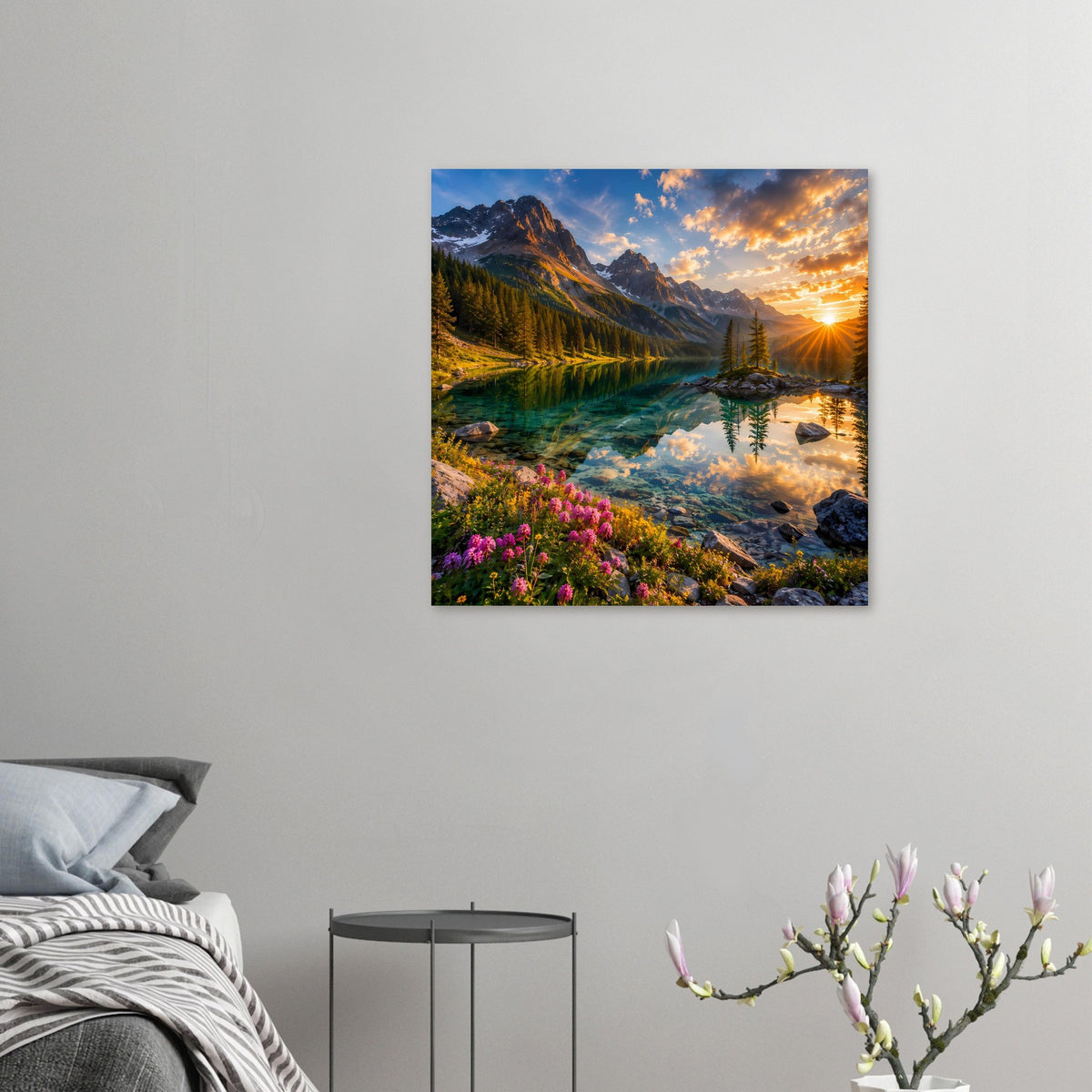 Kleines Wandposter mit Berglandschaft, Flusssee, Sonnenaufgang und lila Blüten
