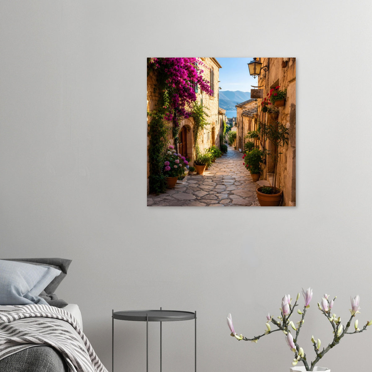 Mediterranes Gassenposter im Querformat: Altstadtgasse mit lila Blüten und Topfpflanzen.