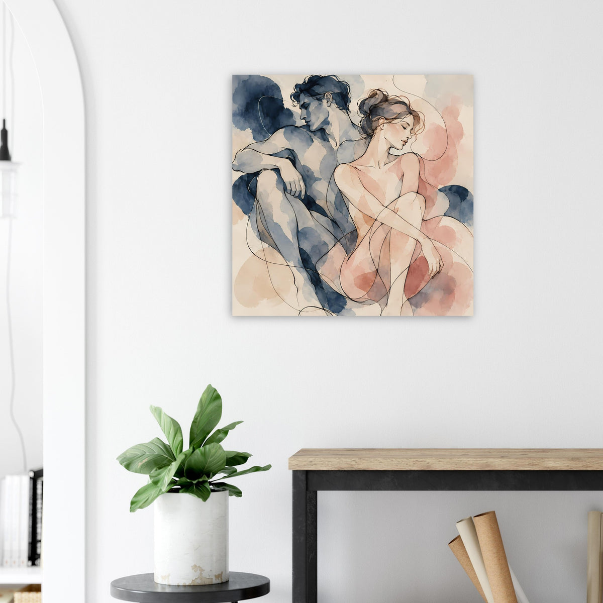 Wasserfarben-Poster: Paar in Blau und Rosa, mittig an der Wand