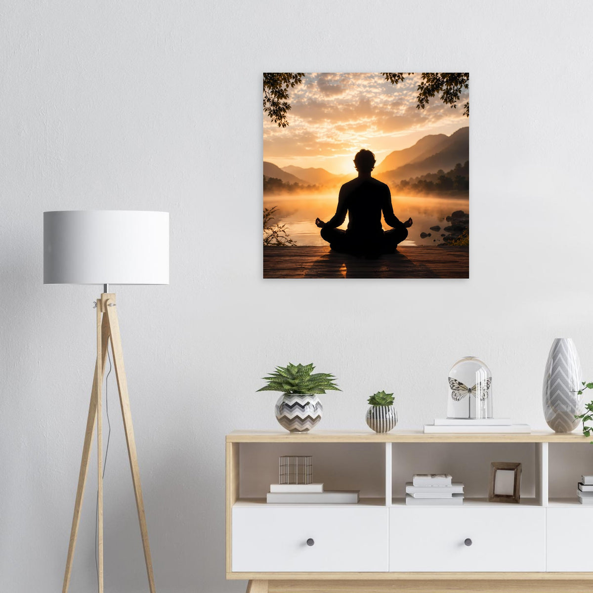 Quadratisches Meditationsposter: sitzende Silhouette vor Sonnenaufgang über See und Bergen