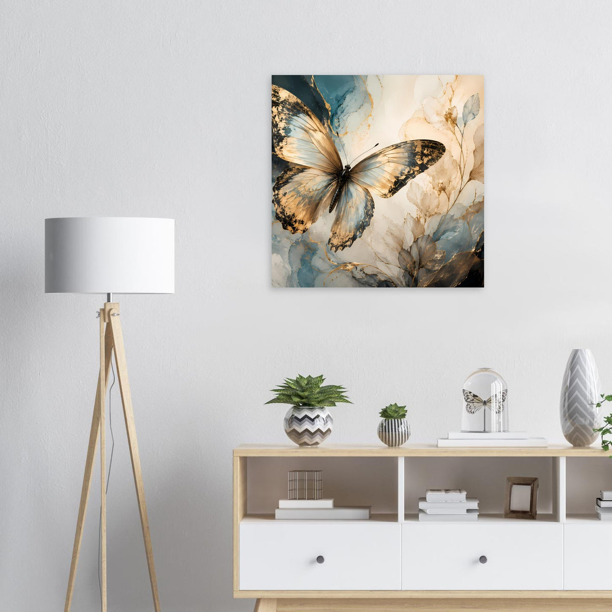 Kunstposter mit Schmetterling in Blau und Gold, beiger Kunsthintergrund, quadratisch