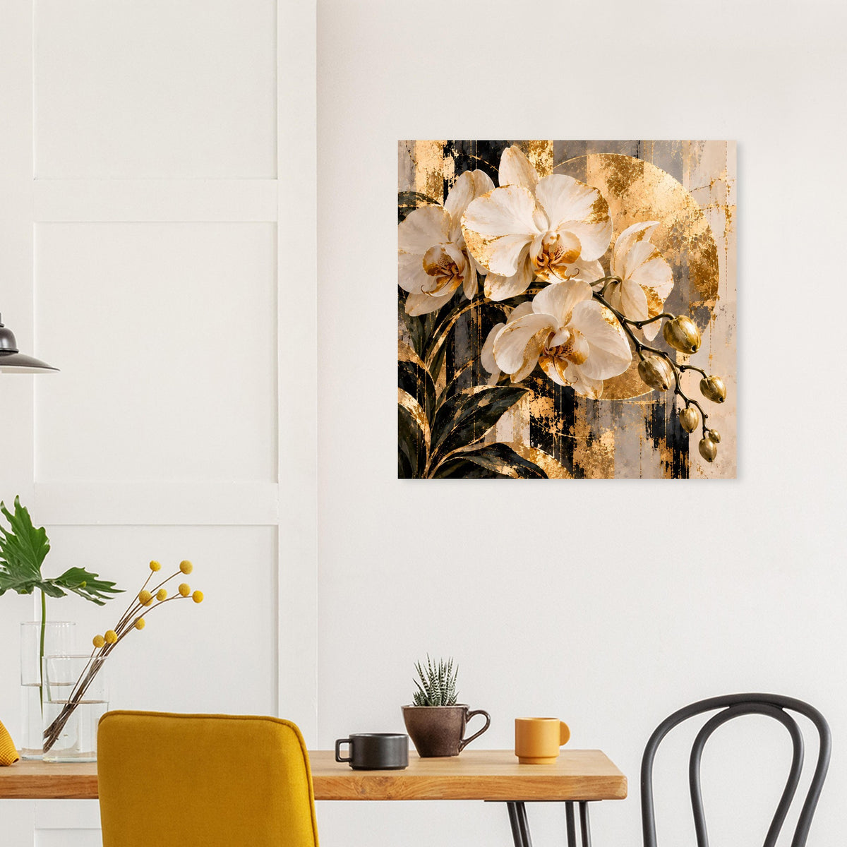 Quadratischer Orchideen-Poster mit goldenen Farbakzenten, beigen Blüten und Blättern, matt