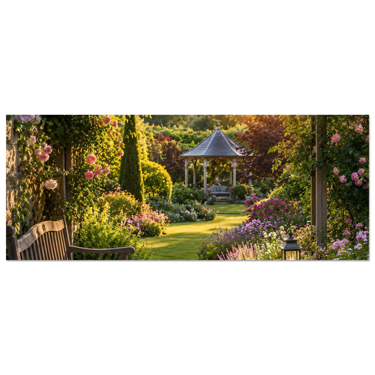 Horizontales Wandposter mit Gartenweg, Holzbank links und Blumenrabatten am Torbogen