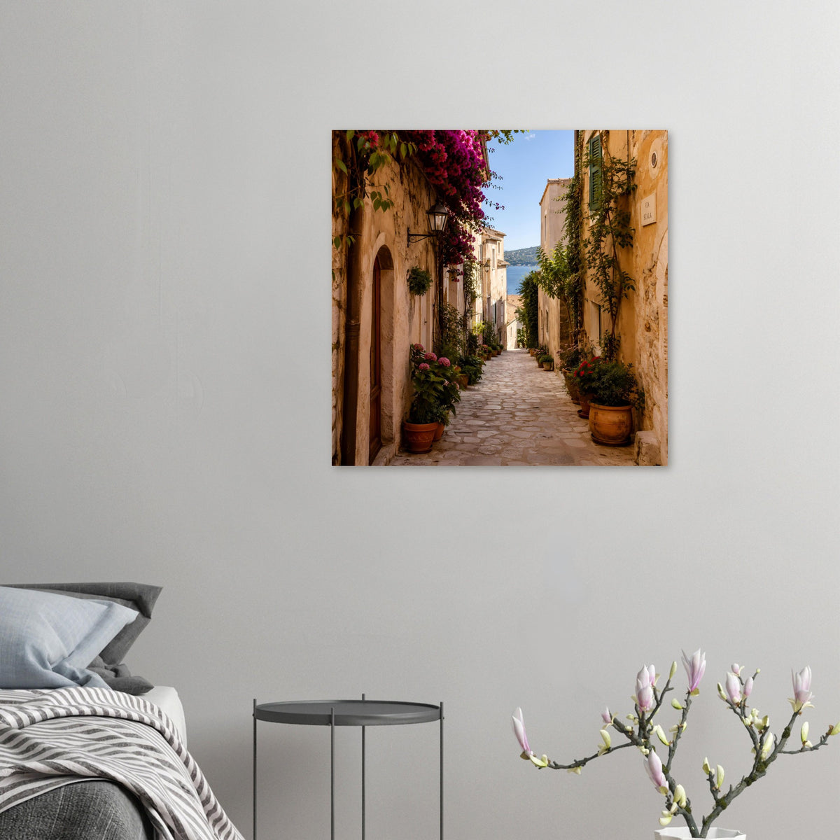 Kleines Wandposter mit mediterraner Gasse, Topfpflanzen und lila Blüten, gerahmt