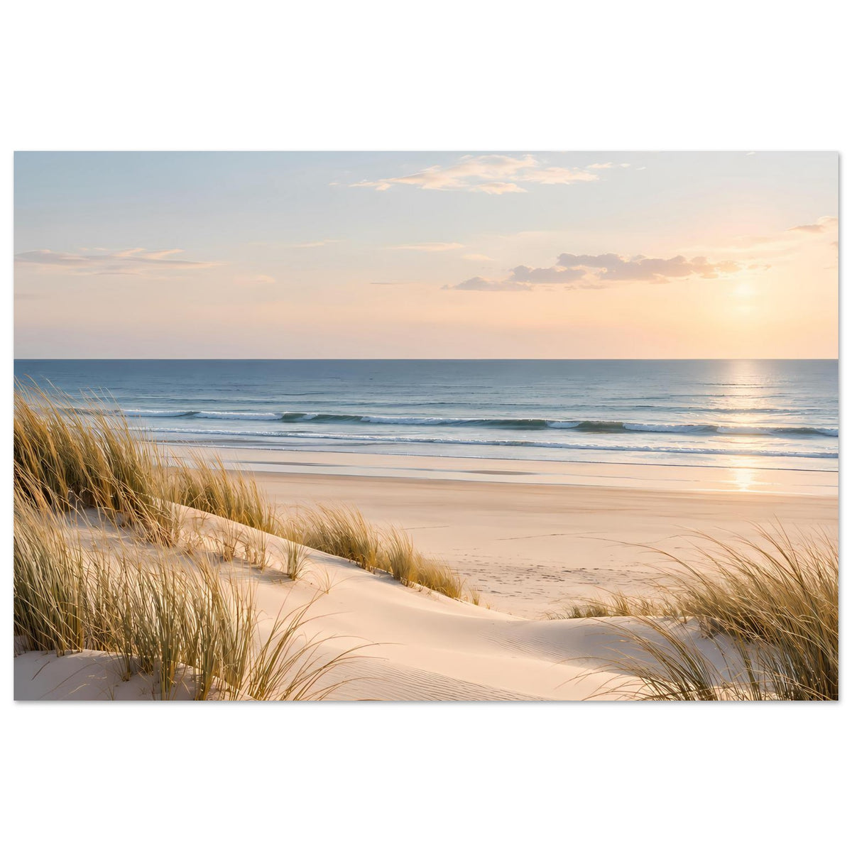 Horizontales Poster mit Küstenblick: Sanddünen, Horizontlinie des Meeres und Abendfarben