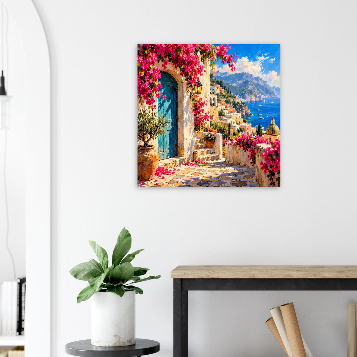 Poster im Rahmen mit blauer Tür, blühenden Ranken und Blick auf das Meer