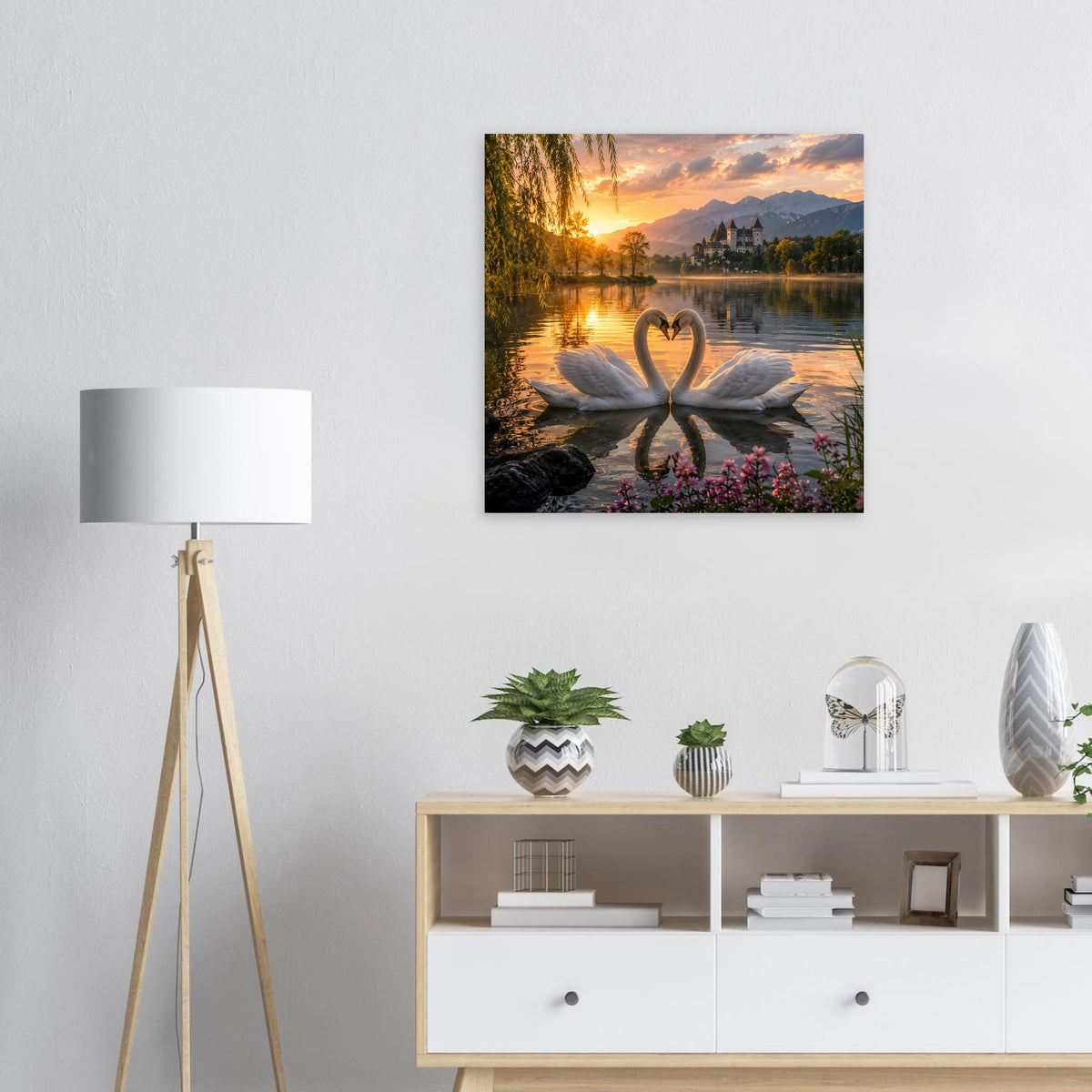 Wandposter mit zwei Schwänen-Herz auf dem See, Sonnenuntergangsbild