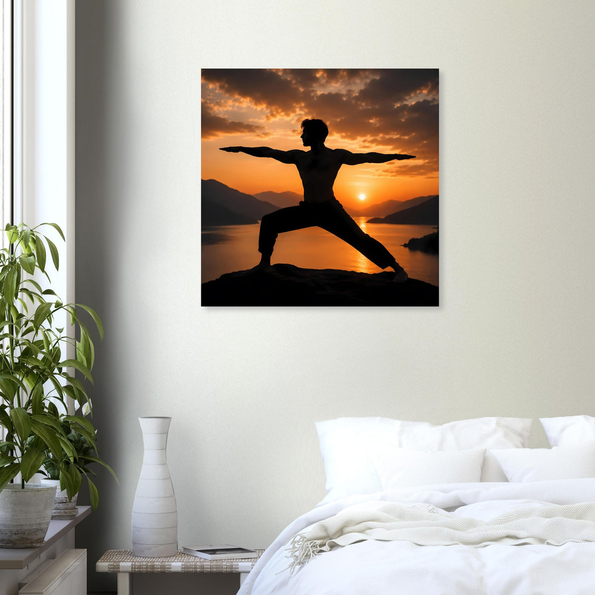 Quadratisches Yoga-Poster mit Silhouette in Kriegerpose vor goldenem Himmel