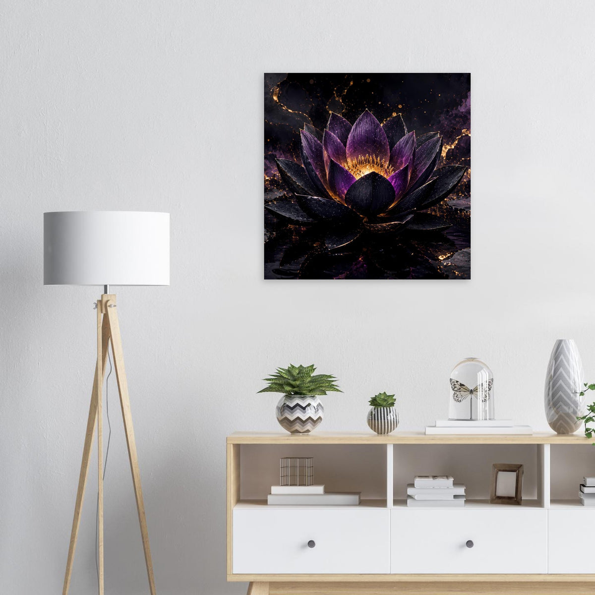 Lotusblüten-Poster: violette Blüte mit goldener, leuchtender Mitte auf dunklem Hintergrund.